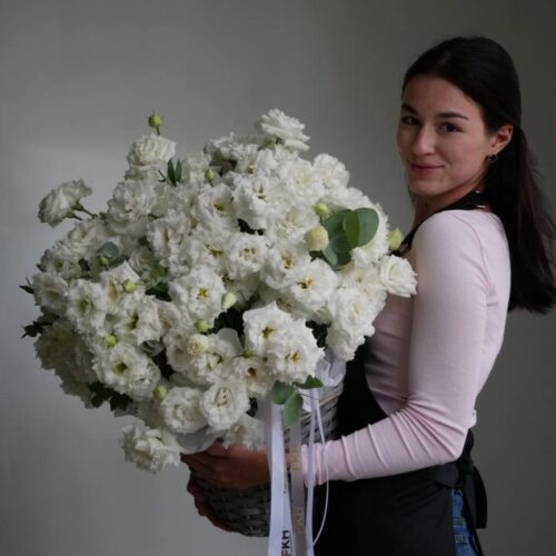 Кошик з білою еустомою