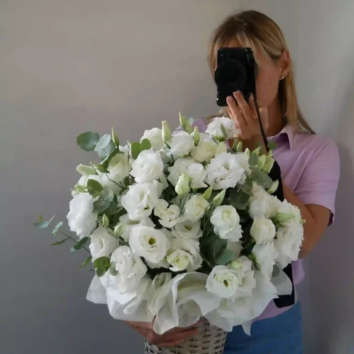 Кошик з білою еустомою